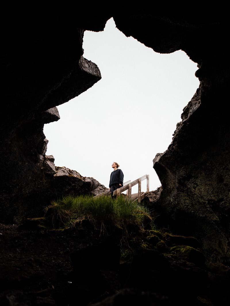 مردی بالای یک گودال در جزیره ایسلند