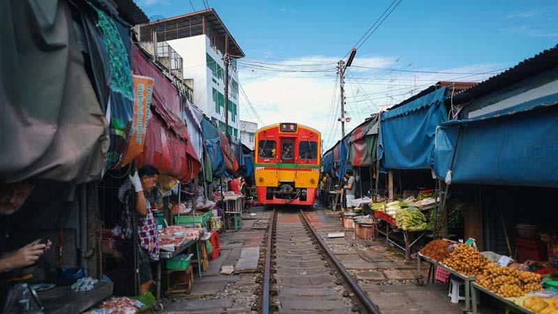 قطاری از راه آهن در بازار تایلند عبور می کند