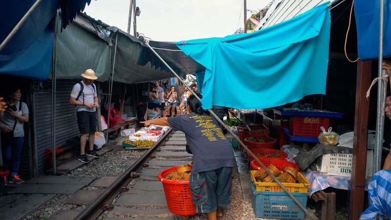 فروشنده بازار در راه آهن تایلند