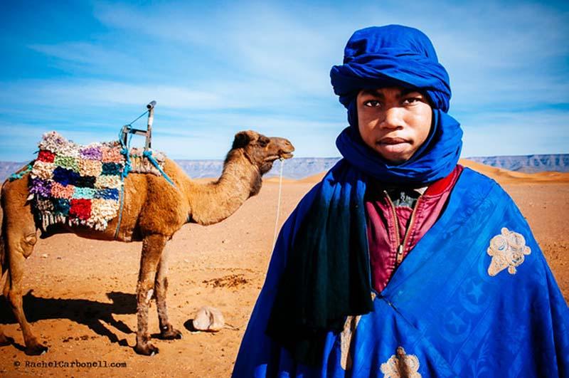 مرد ساربان و شترش در بیابان‌های مراکش