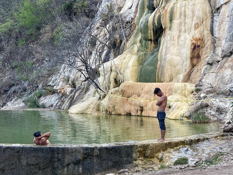 شنا در استخر آب طبیعی Hiero El Agua; منبع عکس: سایت Thenotsoinnocentsabroad.com. عکاس: ناشناس