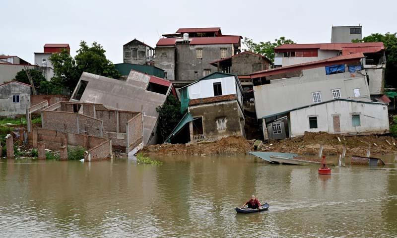 رانش زمین و آسیب خانه‌ها در سواحل رودخانه کائو در ویتنام