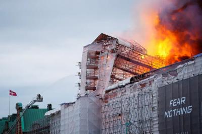 آتش سوزی در ساختمان تاریخی بورس دانمارک | مناره‌ها فرو ریخت