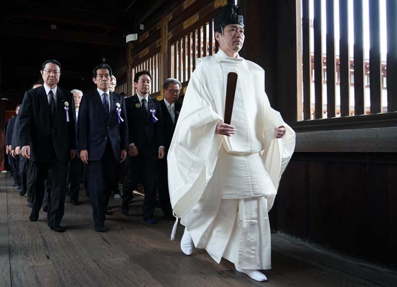 کشیش شینتو و نمایندگان ژاپنی در جریان بازدید از زیارتگاه یاسوکونی (Yasukuni shrine)؛ منبع عکس: Getty Images؛ نام عکاس: Kazuhiro Nogi