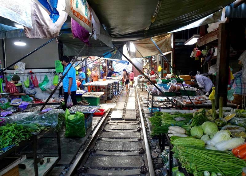 فروش سبزیجات در بازار راه آهن در تایلند 