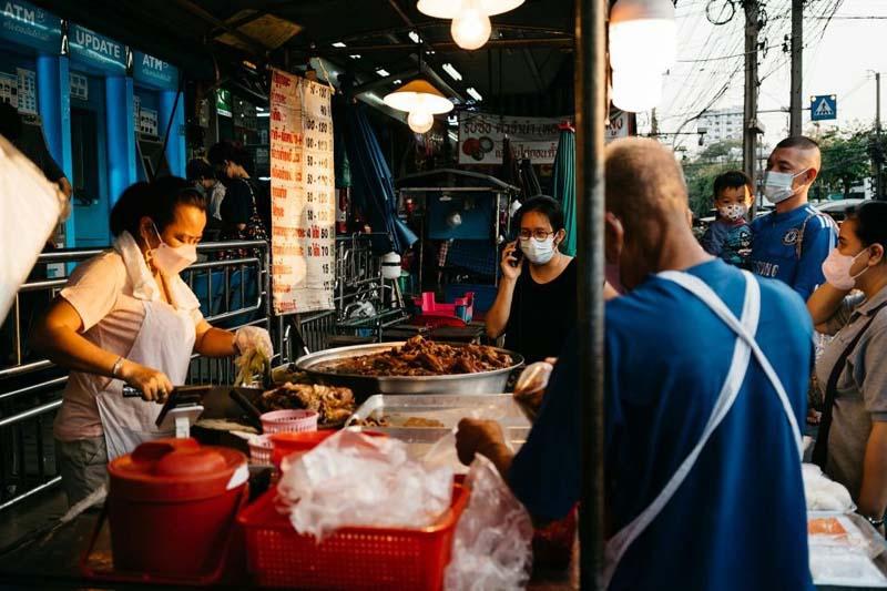 فروش مواد غذایی در بازار راه آهن در تایلند
