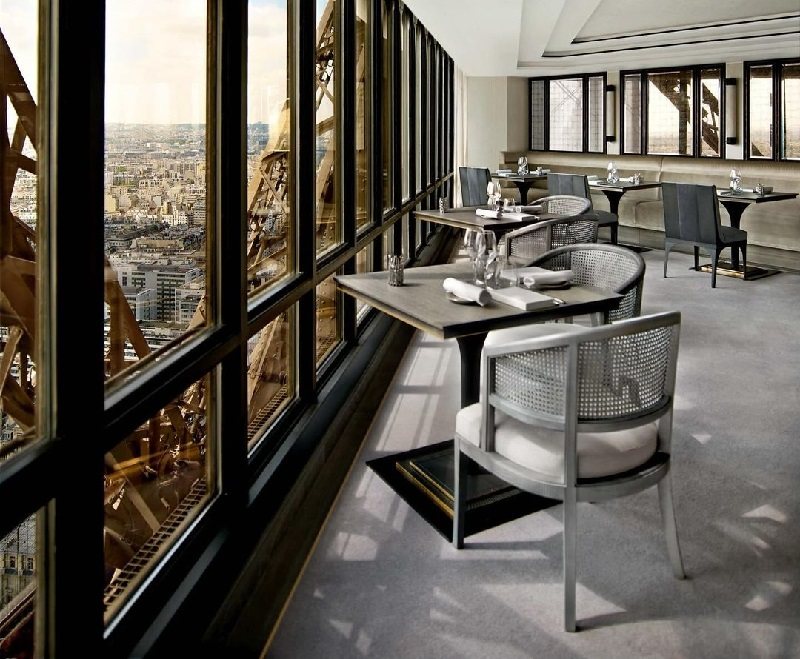 یکی از رستوران‌های برج ایفل؛ منبع عکس: صفحه اینستاگرام toureiffelofficielle؛ عکاس: نامشخص
