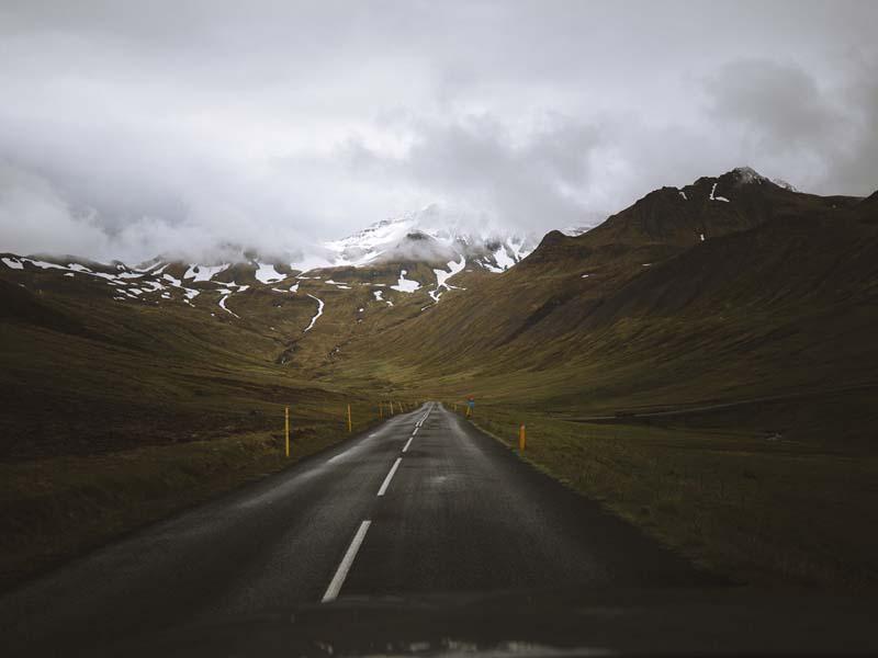 جاده ای سبز و کوهستانی در ایسلند