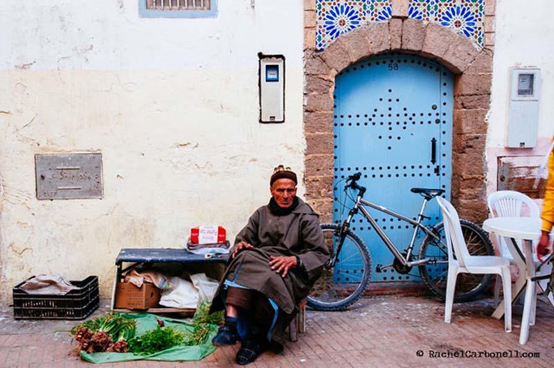 مرد فروشنده سبزی در بافت قدیمی مراکش