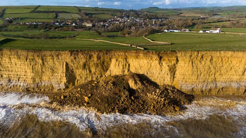 نمایی هوایی از یک صخره بزرگ در ساحلی در  دورست (Dorset) انگلستان