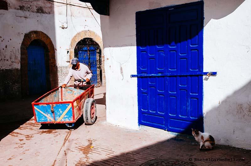 فروشنده دوره‌گرد در کوچه‌های آبی مراکش