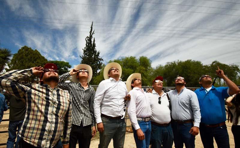 مردم برای مشاهده خورشید گرفتگی کامل در ایالت دورانگو مکزیک
