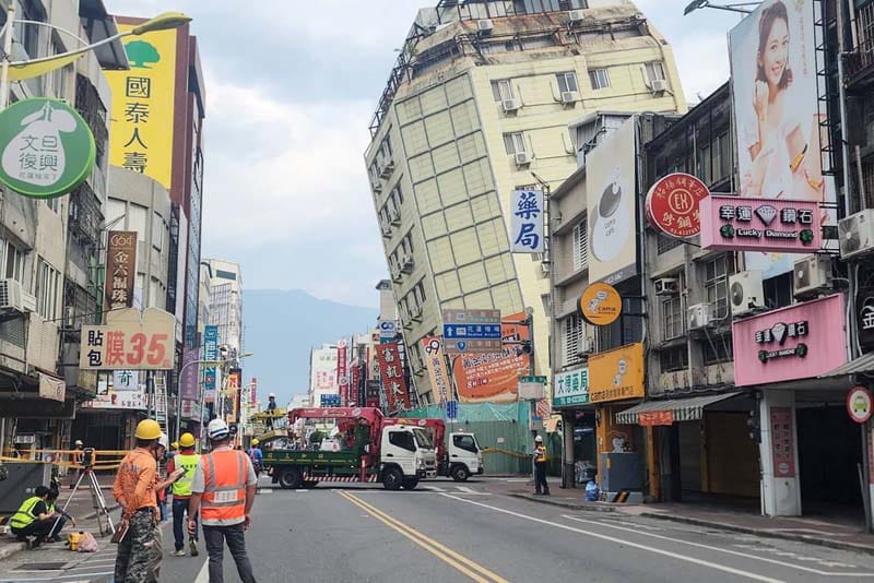 کج شدن بیشتر ساختمان یک هتل در پی زمین لرزه دوم در تایوان؛ منبع عکس: Getty Images؛ نام عکاس: نامشخص