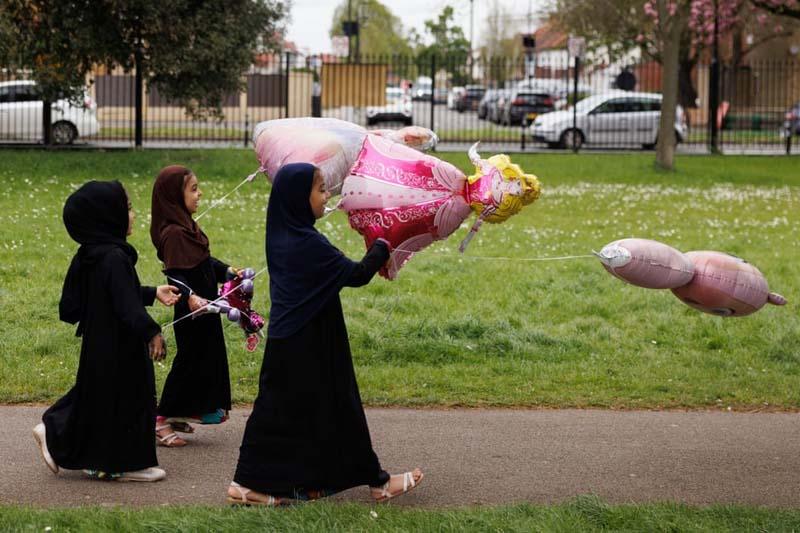سه دختربچه مسلمان در پارک ساوت هال (Southall Park) لندن