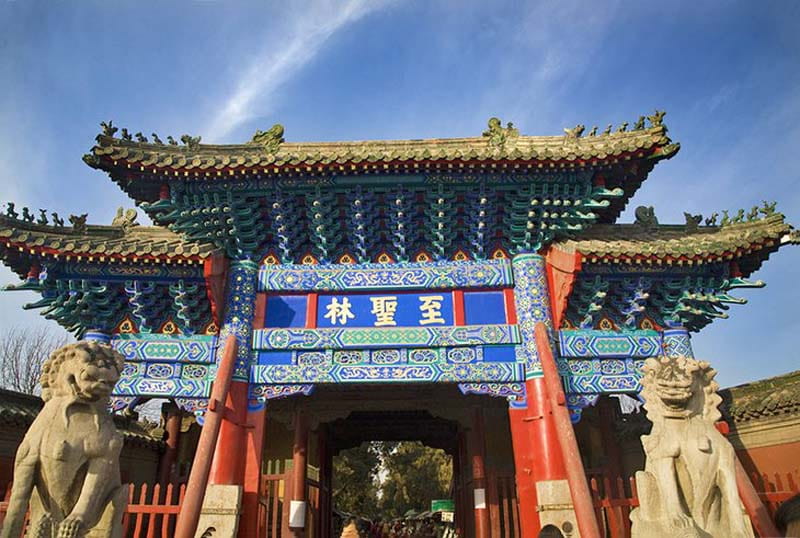 دروازه ورودی به گورستان کنفوسیوس (کنگ لین)