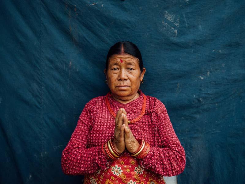 زن نپالی در لباس قرمز