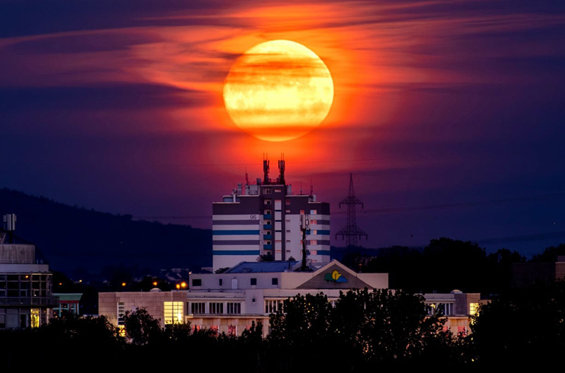 ماه پشت ساختمان‌هایی در فرانکفورت آلمان؛ منبع عکس: AP؛ نام عکاس:  Michael Probst