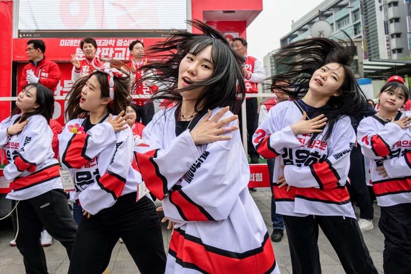 رقص کمپین‌های حزب حاکم قدرت خلق در طول یک تظاهرات قبل از انتخابات پارلمانی در سئول کره جنوبی
