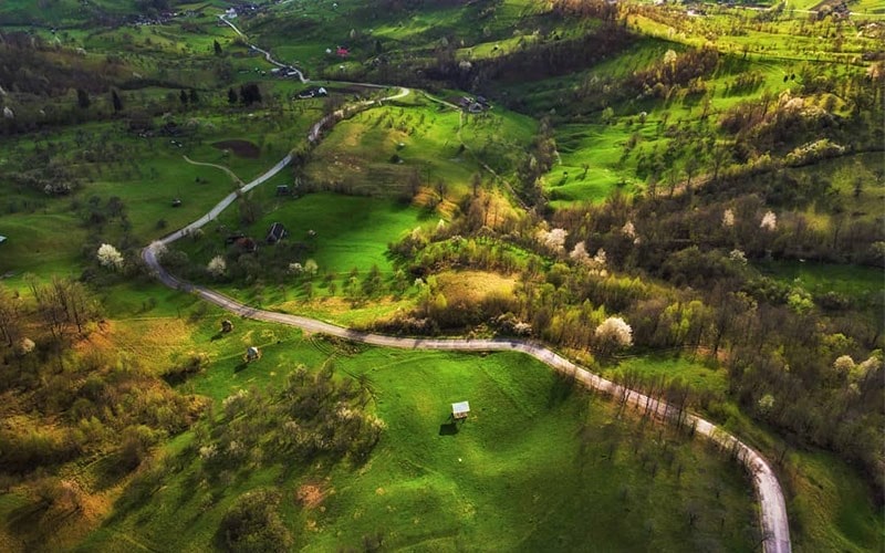 عکس هوایی از منطقه‌ای سرسبز در رومانی، منبع عکس: اینستاگرام alexrobciuc@، عکاس: Alex Robciuc