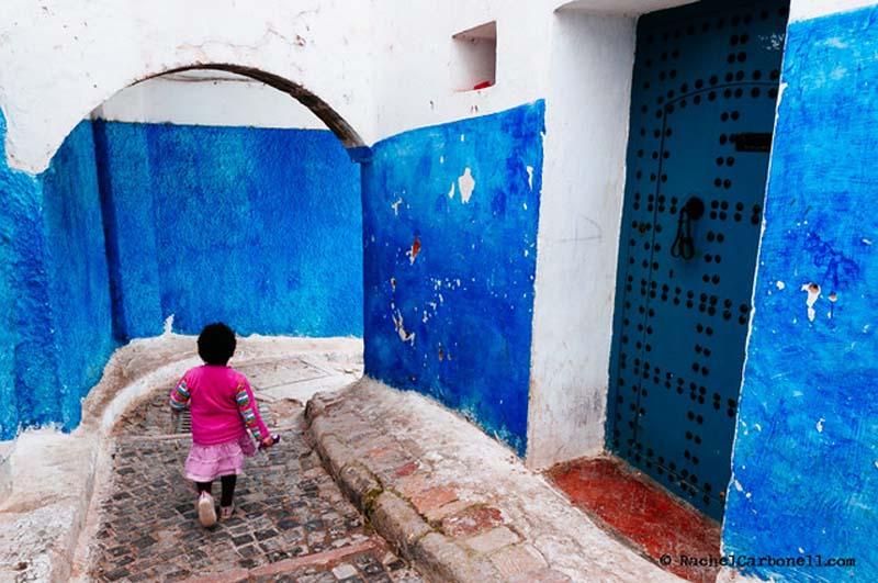 دختربچه‌ای در میان کوچه‌های آبی مراکش