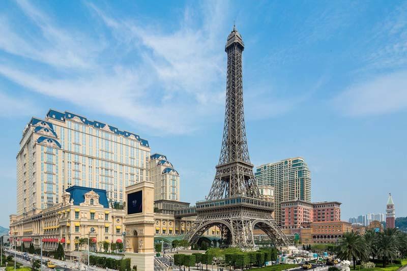 ماکائوی پاریسی با ماکت برج ایفل