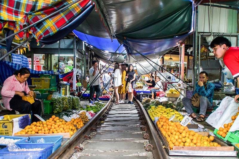غرفه‌های تره‌بار در بازار ریلی بانکوک