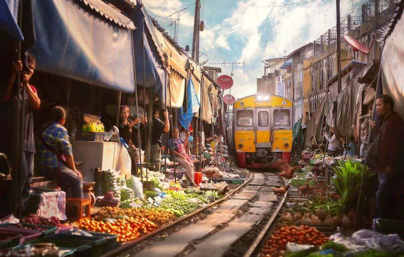 مردم در اطراف ریل راه آهن در بازار ریل طولانی Meek