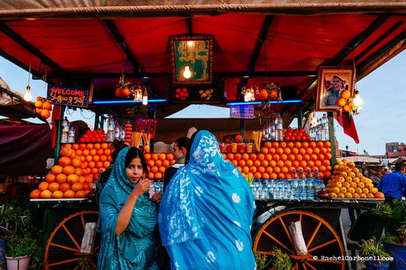 زنان در بازار تره‌بار قدیمی مراکش