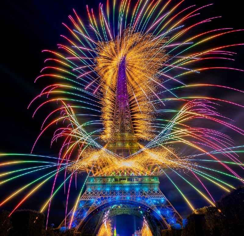 آتش بازی برج ایفل؛ منبع عکس: صفحه اینستاگرام toureiffelofficielle؛ عکاس: Jerome Schlichter