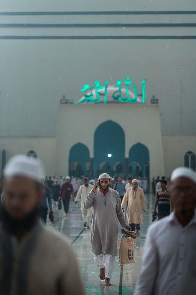 مردم در صحن مسجدی در داکا