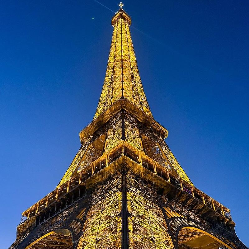نورپردازی زرد برج ایفل؛ منبع عکس: صفحه اینستاگرام toureiffelofficielle؛ عکاس: Lisa Jolly
