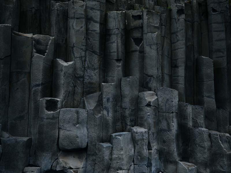 صخره‌هایی سیاه در جزیره ایسلند