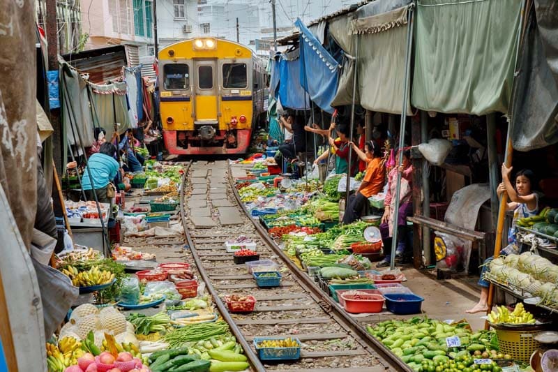 میوه و سبزیجات در بازار ریل میک لانگ روی ریل قطار