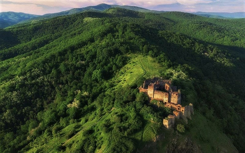 عکس هوایی از قلعه‌ای کوهستانی در رومانی، منبع عکس: اینستاگرام alexrobciuc@، عکاس: Alex Robciuc