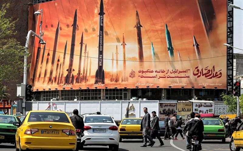 بنر موشک‌های ایران در خیابان ولیعصر