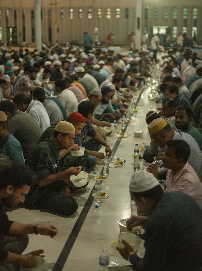 سفره‌های افطاری در مسجدی در داکا