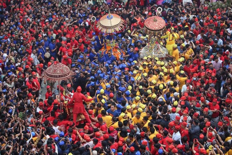 حمل ارابه سه الهه در جشنواره‌ای مذهبی در کاتماندو، نپال
