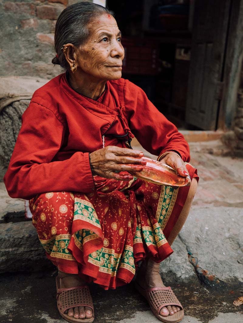 زن اهل نپال با کاسه غذا در دست