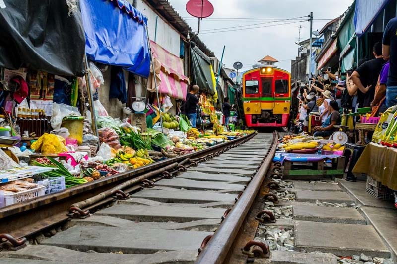 بازار مائک لانگ در اطراف راه‌آهن بانکوک