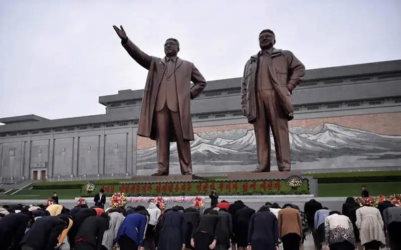 ادای احترام مردم کره شمالی به مجسمه رهبران این کشور