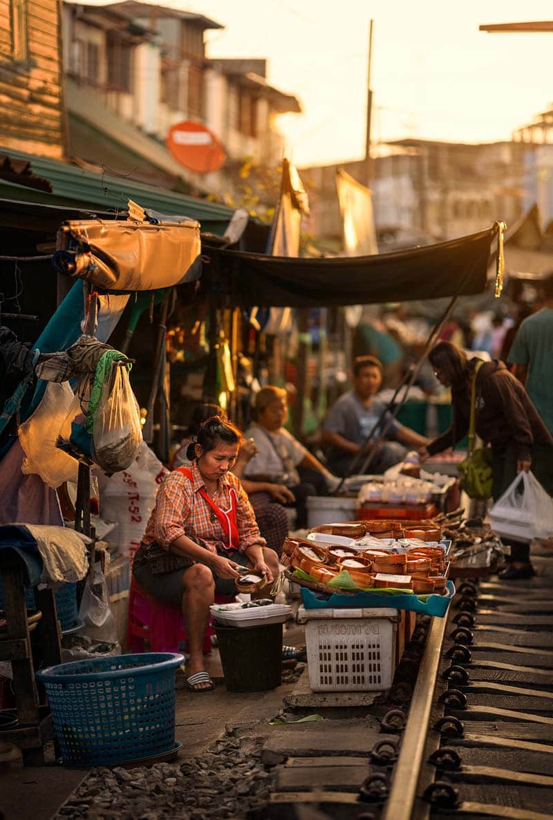 یک فروشنده در بازار ریل Maek Long در بانکوک