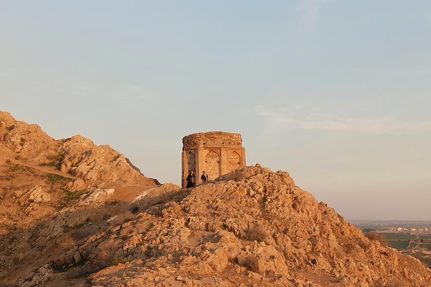 حفاری شهرداری تهران در گورستان باستانی ری | درگیر عوامل شهرداری با مالک 