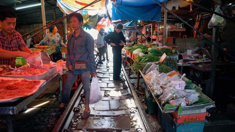 مردم در بازار ریلی تایلند خرید و فروش می کنند