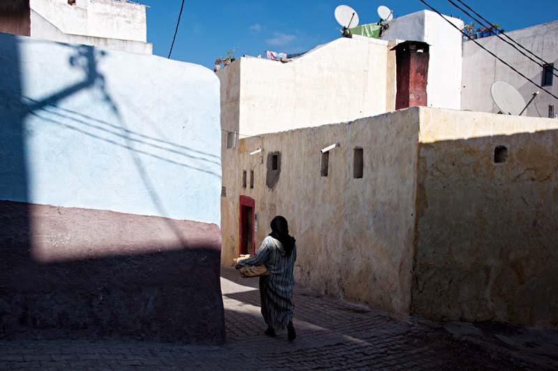 یک زن مراکشی در انتهای یک کوچه قدیمی