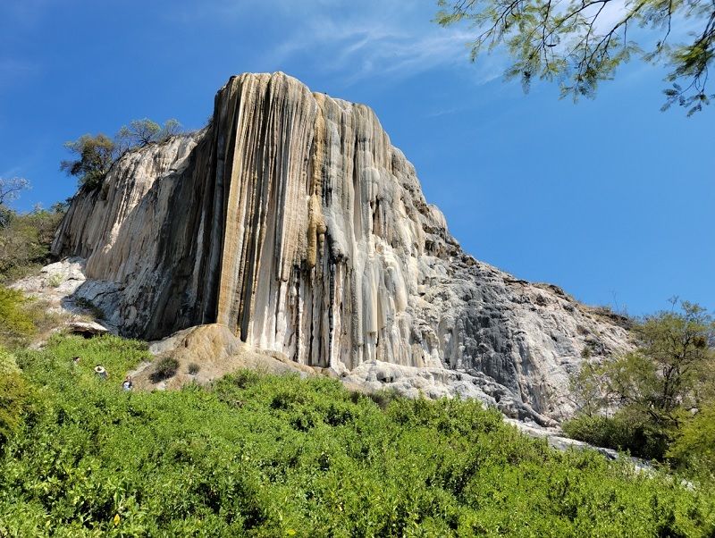 صخره های چشمه‌های هیرو ال آگوا؛ منبع عکس: گوگل مپ. عکاس: Luis Oscar Martinez Chevalier