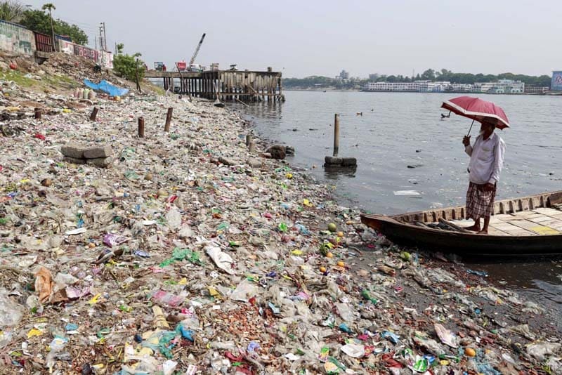 آلودگی شدید طبیعت ساحلی داکا با پلاستیک؛ منبع عکس: Shutterstock؛ نام عکاس: Suvra Kanti Das