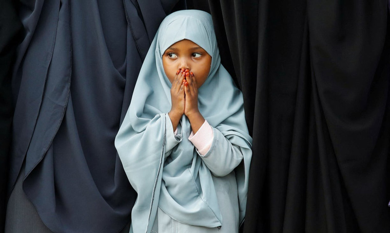 یک دختر مسلمان در نماز عید فطر در نایروبی کنیا