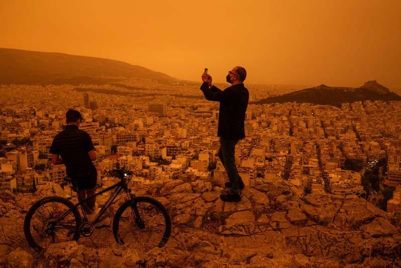 گرد و غبار و تغییر رنگ هوا در شهر آتن یونان؛ منبع عکس: Getty Images؛ نام عکاس:  Angelos Tzortzinis