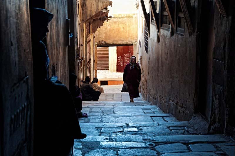 گذر یک زن مراکشی از کوچه‌ای پلکانی