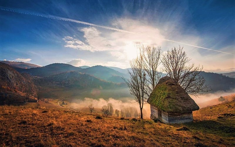 کلبه چوبی در ارتفاعات رومانی، منبع عکس: اینستاگرام alexrobciuc@، عکاس: Alex Robciuc